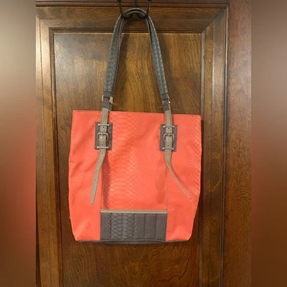 Vera Wang coral/grey purse - Picture 1 of 6